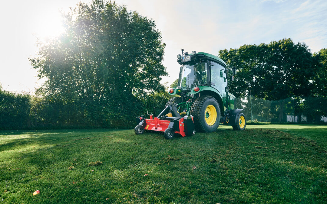 Rasenpflege im Winter – Zwei Maschinen für den Übergang